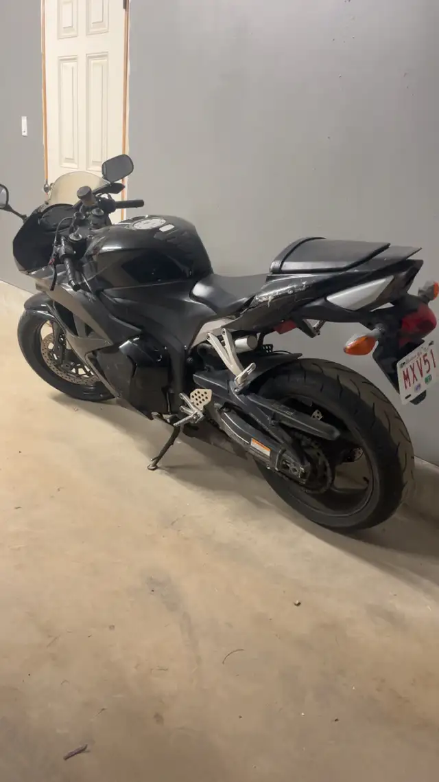 2009 Honda cbr rr in Sport Bikes in Medicine Hat - Image 4