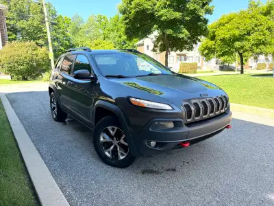 Bonjour, je mets ma voiture à vendre se trouve en très bon État aucun problème à prévoir roule super...