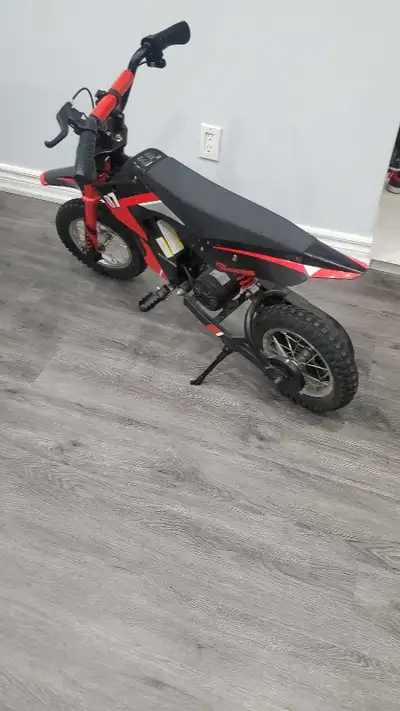 This Evercross electric dirt bike is in used condition and is ideal for kids who want to get into ri...