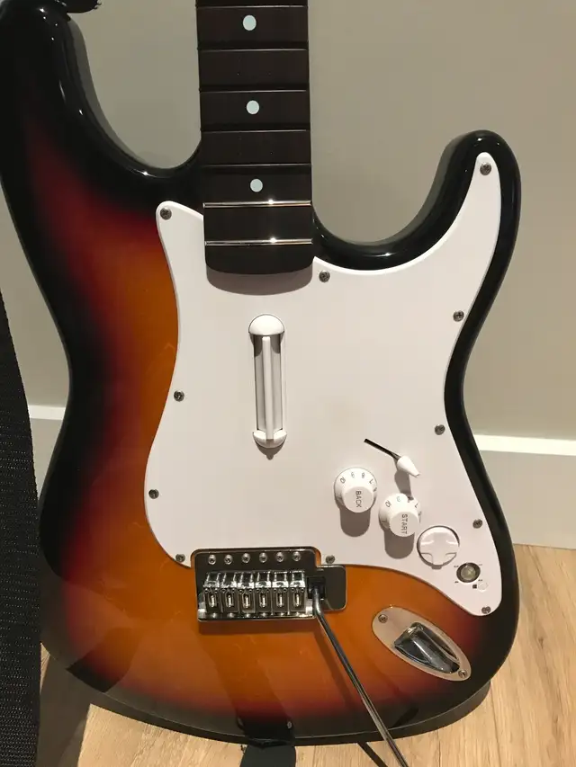 MadCatz Rockband 2 Xbox 360 Wireless Fender Stratocaster Wooden in XBOX 360 in Longueuil / South Shore - Image 3