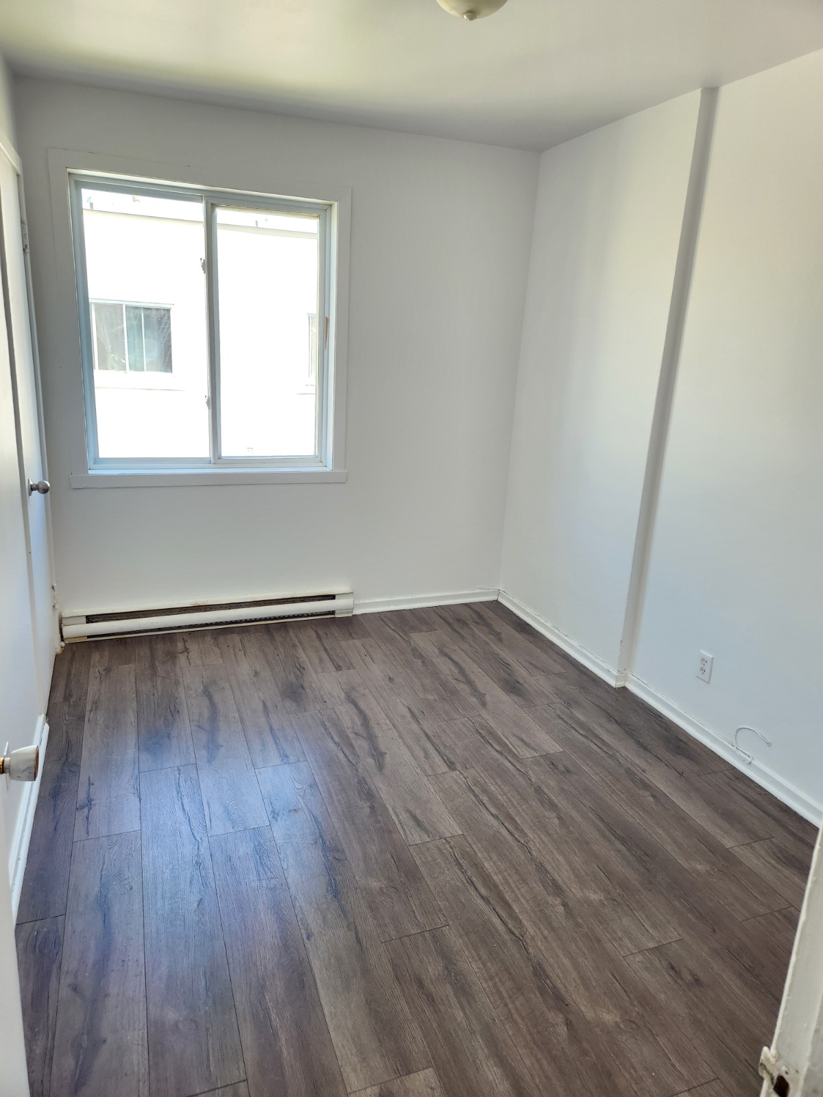 Grand 4 ½ rénové au 2e étage – près de toutes les commodités — photo 2