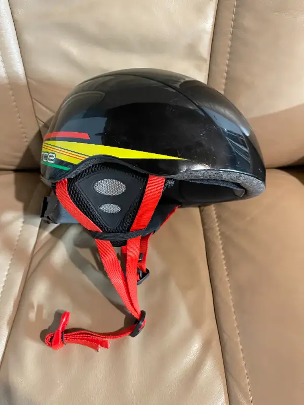 Ski Helmet Adjustable in Ski in Vancouver - Image 2