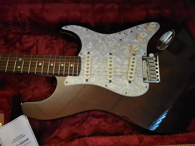 NEW FENDER AMERICAN DESIGN FSR STRATOCASTER LIMITED EDITION in Guitars in Windsor Region - Image 3