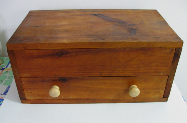 BOITE  avec TIROIR en PIN VINTAGE PINE STORAGE BOX with DRAWER dans Art et objets de collection  à Ouest de l’Île