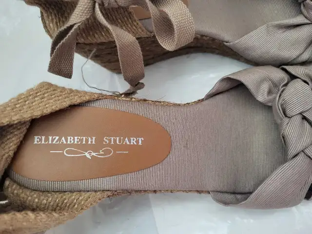 Elizabeth Stuart Beige Wedge Heel Sandals Wrap Open Toe Size 10 in Women's - Shoes in City of Toronto - Image 7