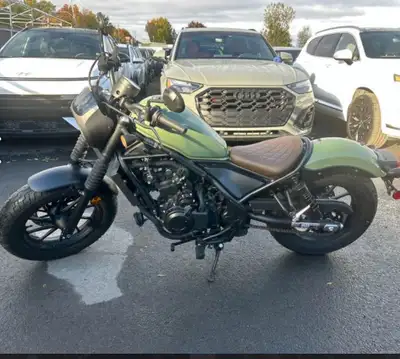 Excellente moto pour débutant Très économique Moto jamais échappé Pas négociable Seulement 533 kilo