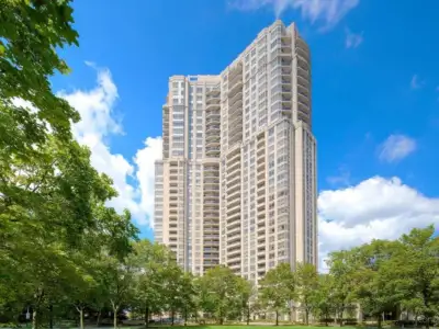 This freshly painted 1-bedroom, 1-bath Skymark West unit is perfectly located at Hurontario & Eglint...
