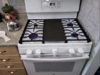 General Electric Gas Range (Stove and Cook Top)