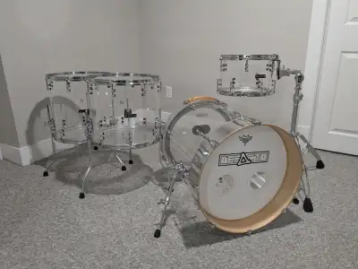 Defacto Custom Clear Acrylic Drumset in excellent condition, View more