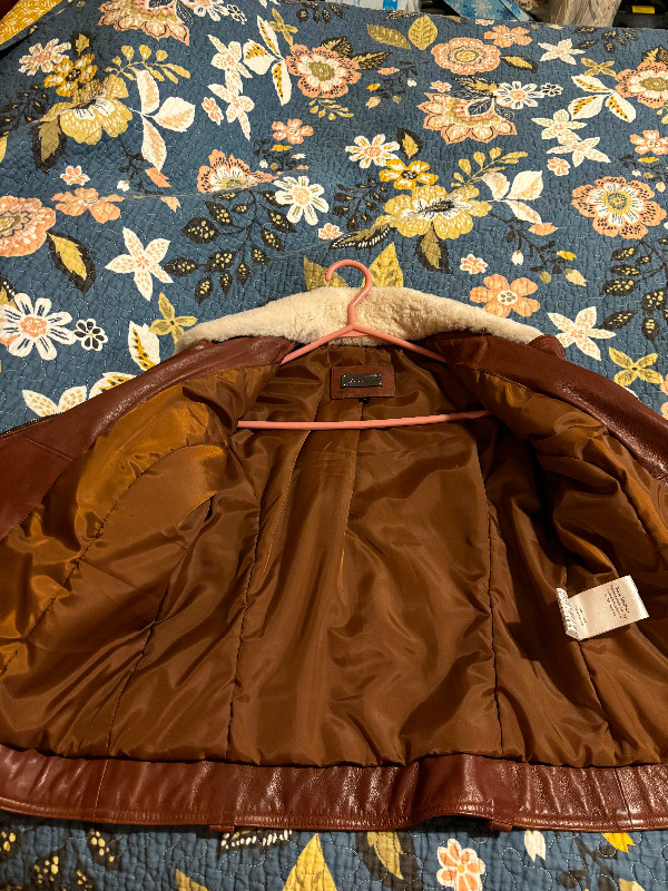 Danier leather jacket in Women's - Tops & Outerwear in Mississauga / Peel Region - Image 3