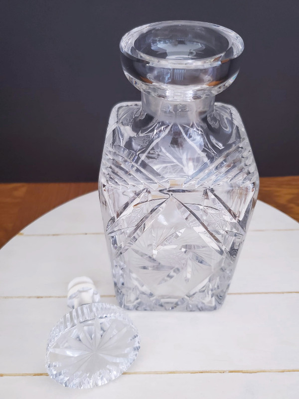Lausitzer Glas Lead Crystal Pinwheel Decanter in Kitchen & Dining Wares in Kawartha Lakes - Image 3
