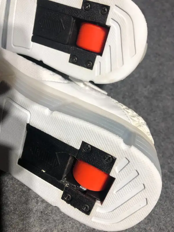 Roller Light-Up (rechargeable) Size 9.5 (Size40) Shoes - New in Kids & Youth in Hamilton - Image 5