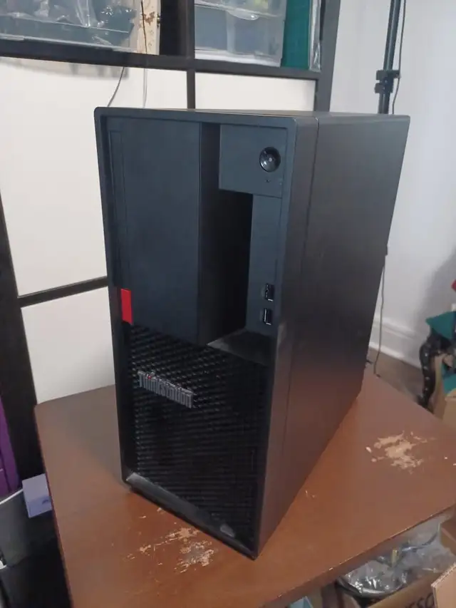 Lenovo compact tower computer in Desktop Computers in City of Montréal - Image 2