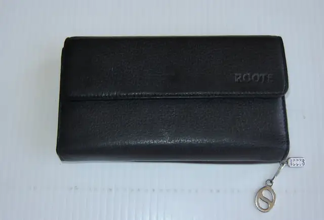 Vintage Roots Ladies Clutch Wallet Black Leather - New in Box in Women's - Bags & Wallets in City of Toronto - Image 8