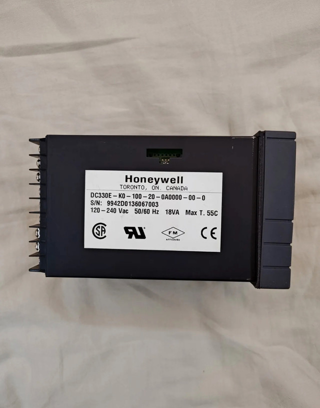 HONEYWELL TEMPERATURE CONTROLLER in Other Business & Industrial in Markham / York Region - Image 2