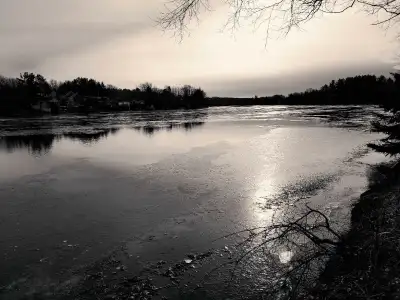 Semaine de la construction encore disponibilité 1200$/ semaine d ete Bord de l'eau disponible immédi...