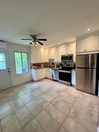 (English below) 1 975 $/mois — Disponible le 1er septembre Appartement spacieux, lumineux et bien si...