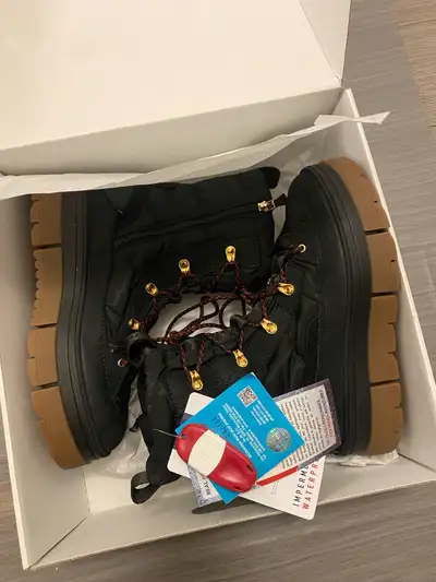 9" Helicon boot, designed to perform in the harshest conditions with Hydro-Repellent Everest leather...