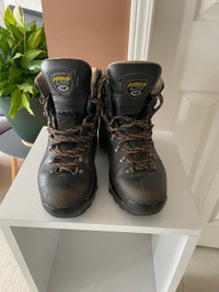 Women’s size 9 leather hiking boots
