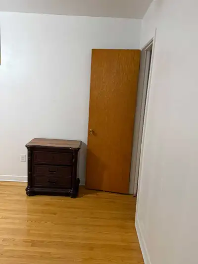 GRANDE CHAMBRE À LOUER À SAINT-LÉONARD – 800 $/MOIS Vous recherchez une grande chambre dans un envir...