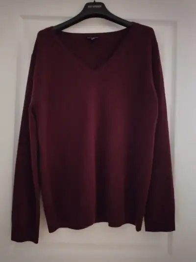New without tag Trendy burgundy color 100% cashmere Size XL, perfect for oversized styling V neck Br...