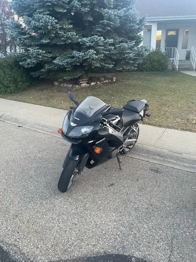 2007 Kawasaki ZZR 600 in Sport Bikes in Lethbridge - Image 6