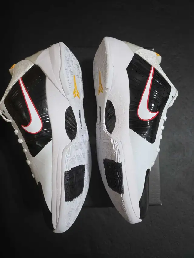 Kobe 5 Bruce Lee Alt size 8 in Men's Shoes in Mississauga / Peel Region - Image 4