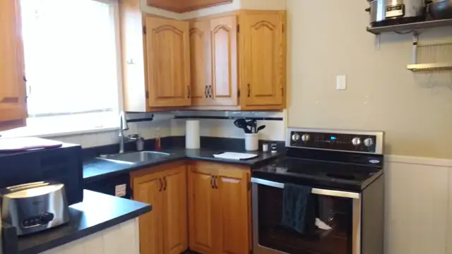 MASSIVE PRIVATE ROOM FOR RENT IN WEEKLY CLEANED HOME ALL INCL in Room Rentals & Roommates in Hamilton - Image 5