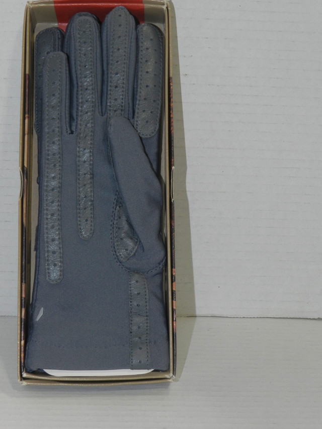 Vintage Aris Isotoner Women's Gloves One Size Warm Lined, Gray, in Women's - Other in Strathcona County - Image 3