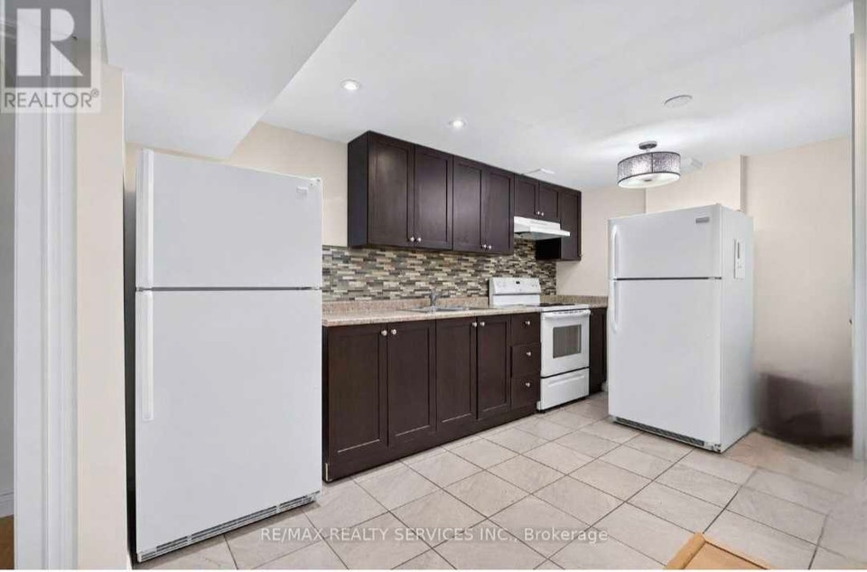 super quiet clean furnished room For rent Brampton 2