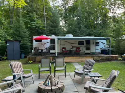 Selling 2011 Keystone Sprinter 31feet (without the tongue) Sleeps 10 Deck 32x8 Dock 26x4 Wood box Sh...