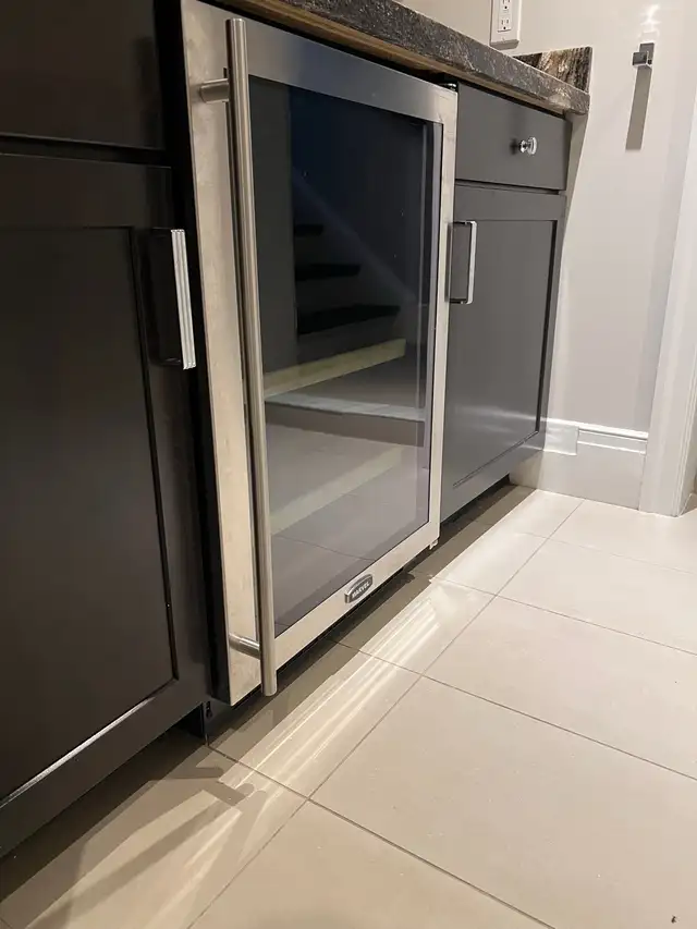 Marvel - 24” Bar Fridge - working condition  in Refrigerators in Kitchener / Waterloo - Image 6