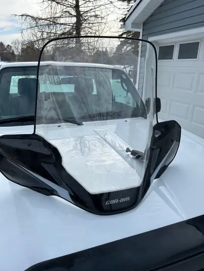 Can Am Windshield. Came off of a 2022 Outlander. No Cracks. Comes with mounting hardware