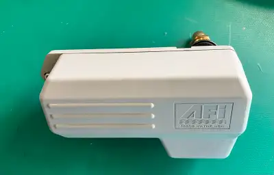 Comme neuf. Moteur d'essuie-glace Marinco/AFI 37181, vendu avec divers accessoires comme sur la phot...