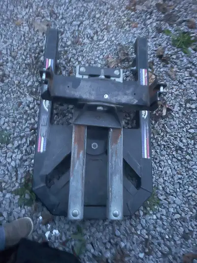 Pullrite Superglide 2700 automatic slide 5th wheel hitch for short bed trucks. No need to get out of...