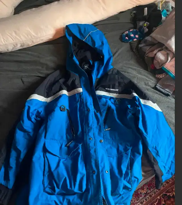 Perfect raincoat in Men's in Belleville - Image 2