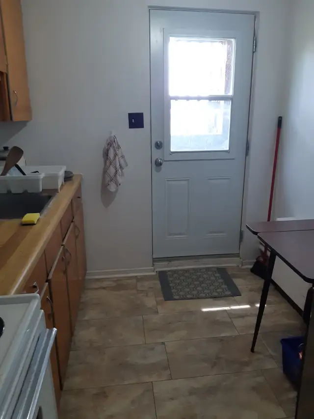 Two bedroom apartment walking distance to Queen's and SLC in Long Term Rentals in Kingston - Image 3