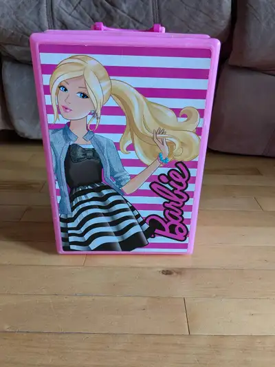 Valise de rangement pour Barbie avec poignée pour le transport. Un côté avec des supports pour range...