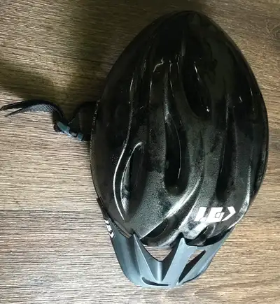 Louis Garneau Bicycle Helmet. Size 57-59 cms. $ 10. No e transfers.