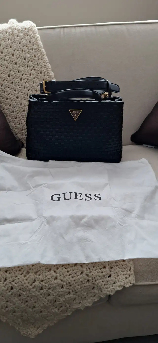 Guess purse in Women's - Bags & Wallets in Barrie - Image 2