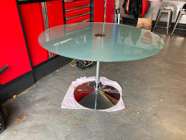 Table ronde en verre givré trempée impeccable dans Mobilier de salle à manger et cuisine  à Longueuil/Rive Sud - Image 2