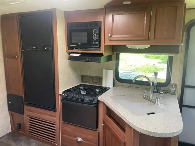 Coleman 260RL 30' Travel Trailer with pristine interior in Travel Trailers & Campers in Revelstoke - Image 6