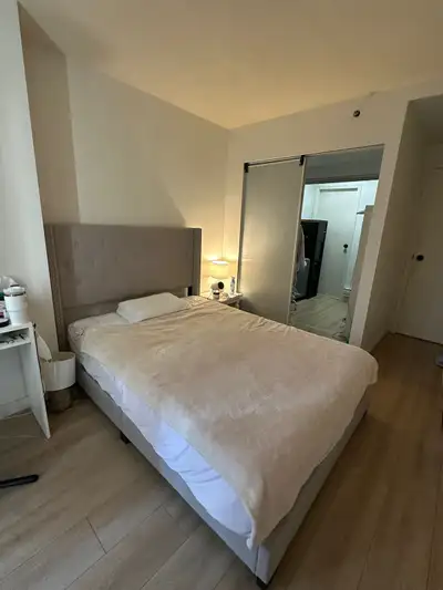Private Room at 950 Cambie St in Vancouver. Situated in Downtown Yaletown Vancouver, BC Close to bus...