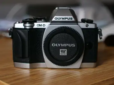 Olympus OM-D E-M10 mark 1 à l'état neuf. Caméra vendue avec: 3 batteries, chargeur Olympus, bouchon...