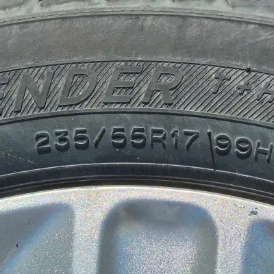 4 jantes pour Ford escape avec pneus Michelin defender 235 - 55- R17 pneus bon pour une saison et pl...