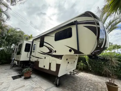 https://vacationinnrvpark.com/ Fifthweel Bayhill 2016, 42’ , 5 extensions , très bien équipé et très...