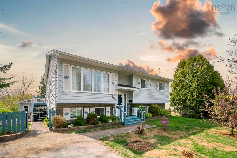 Charming 5 Bedroom, 2 Bath Home On Oakdene Avenue Houses for Sale