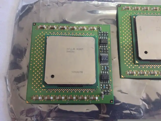 Intel Xeon 2.2GHz SL6EN (RN80532KC049512) CPU Socket 603 in System Components in City of Toronto - Image 3