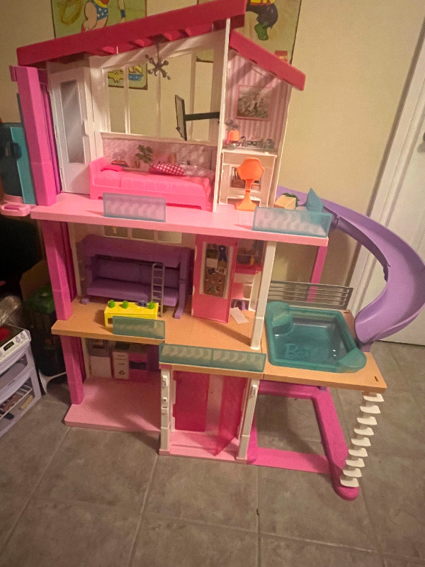 Maison Barbie / Barbie house dans Jouets et jeux  à Ville de Montréal