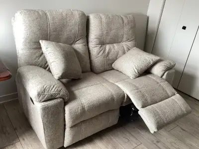 Cette causeuse beige inclinable à deux places offre un confort et une détente exceptionnels. Cette c...